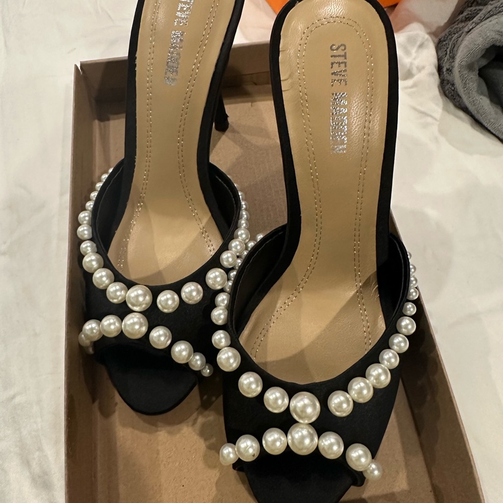 BNIB Steve Madden Priya black Satin with pearls
